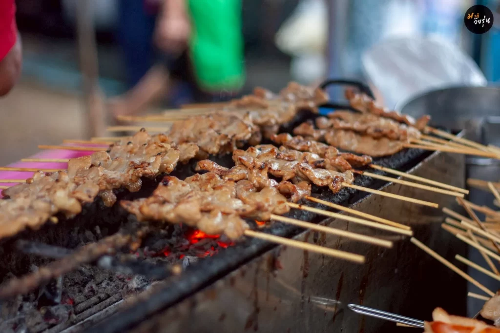 หมูปิ้งลุงแต ย่างบนเตาถ่านร้อน ๆ