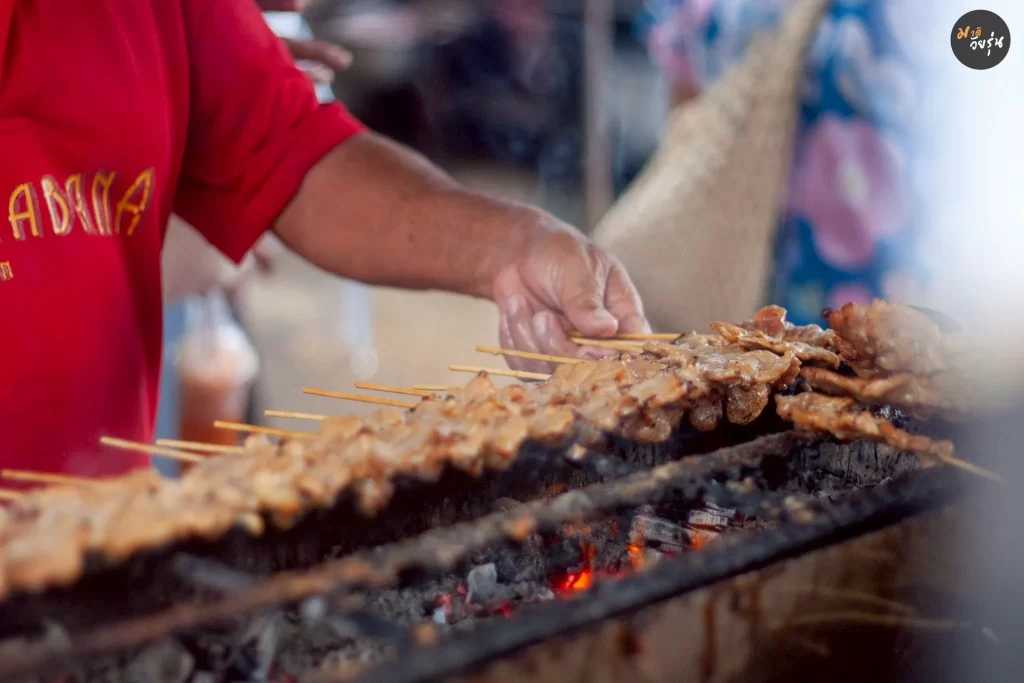 ลุงเเต ยืนย่าง หมูปิิ้งลุงแต สตรีทฟู้ดหัวหิน