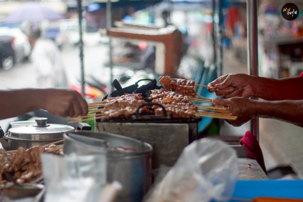 หมูปิ้งลุงเเต ทีมงานกำลังช่วยปิ้งหมู
