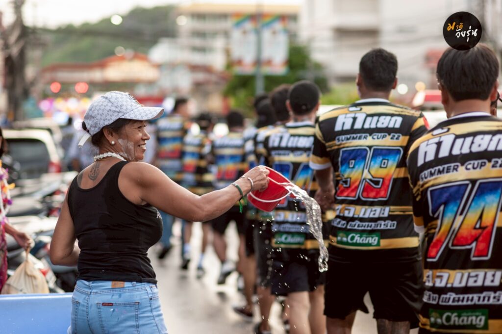 ชาวบ้านร่วมสาดน้ำใส่ขบวนผีพุ่งไต้