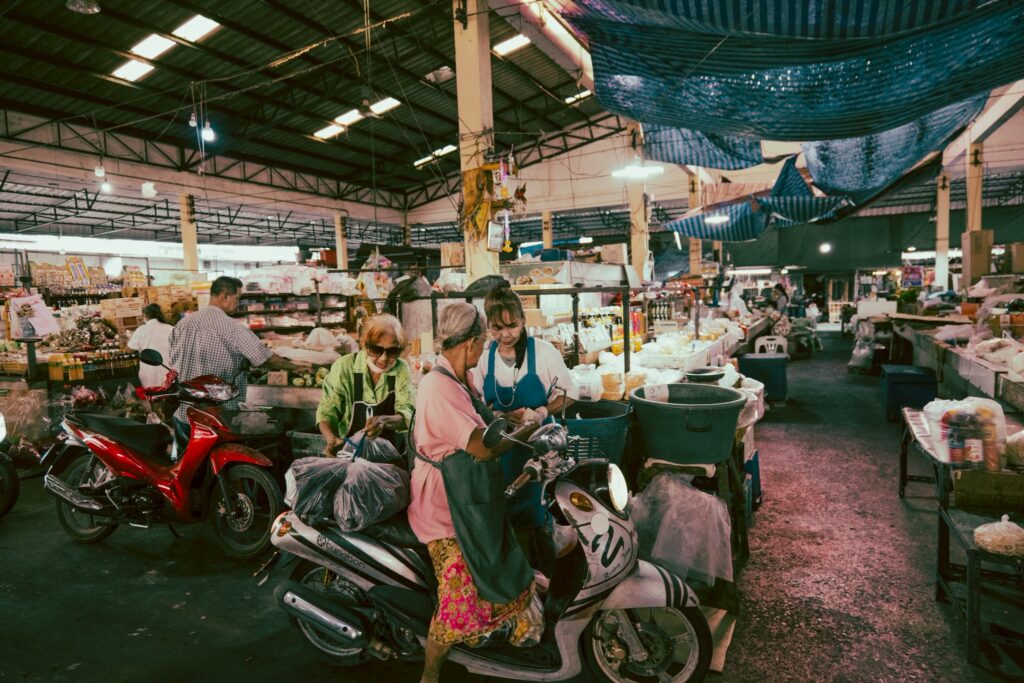 ยายจี๊ดจ่ายตลาดโต้รุ่งบน