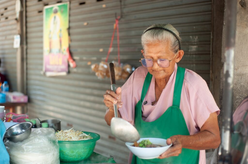 ก๋วยเตี๋ยวน้ำตกหัวหิน ยายจี๊ดกำลังเติมน้ำ