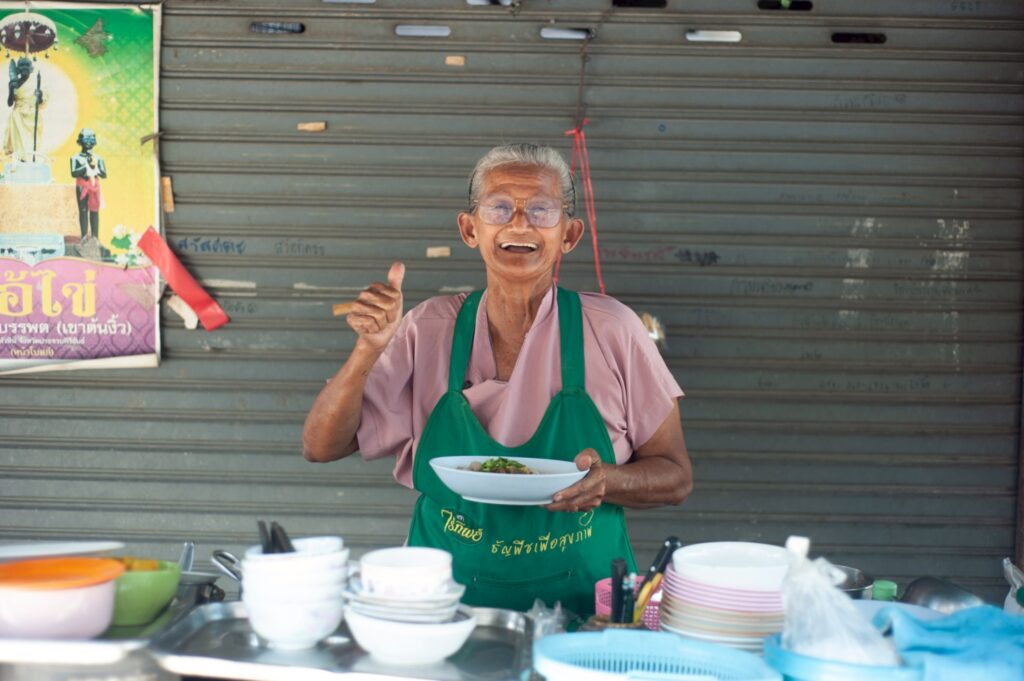 ยายจี๊ดพูดคุยกับลูกค้า ก๋วยเตี๋ยวน้ำตกหัวหิน