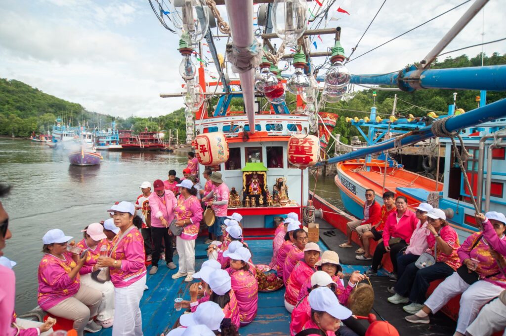 เรือ เจ้าแม่ทับทิมทองปากน้ำปราณ ออกเดินทางเรียกปลา เรียกกุ้ง